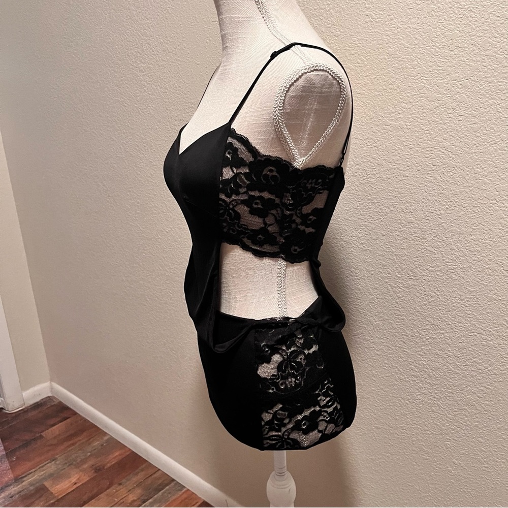 Cristina- Elegant Black Lace Dress
Size Small - Tight Fit & Super Stretchy
